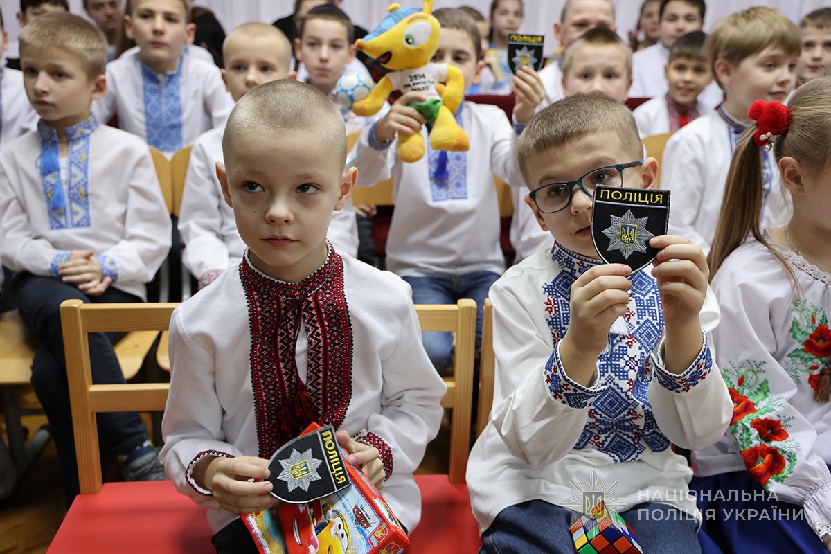 діти з подарунками і шевронами поліції