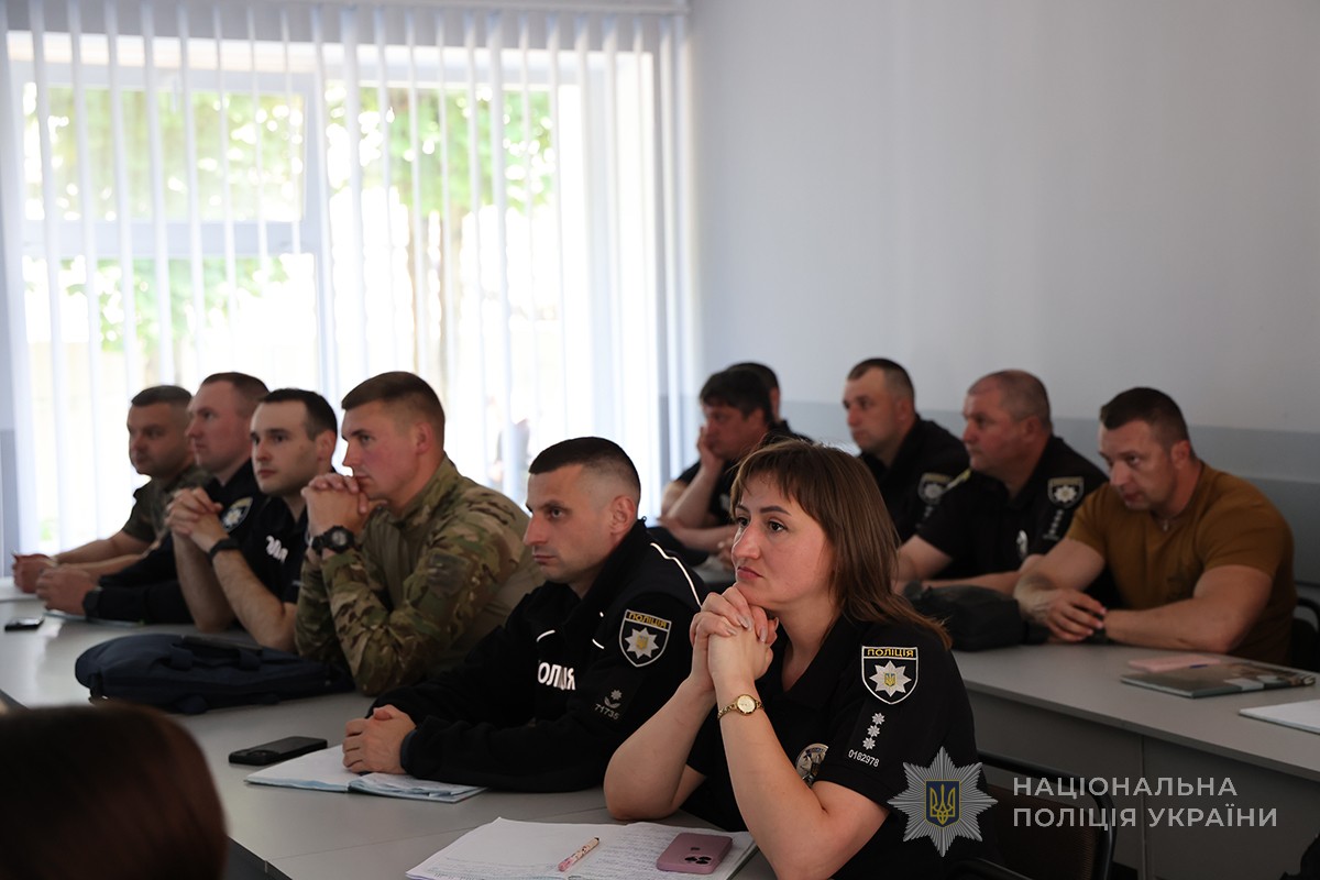 учасники сидять за столами