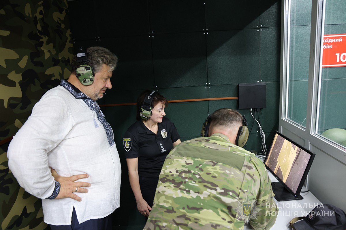 гості спостерігають за стрільбами
