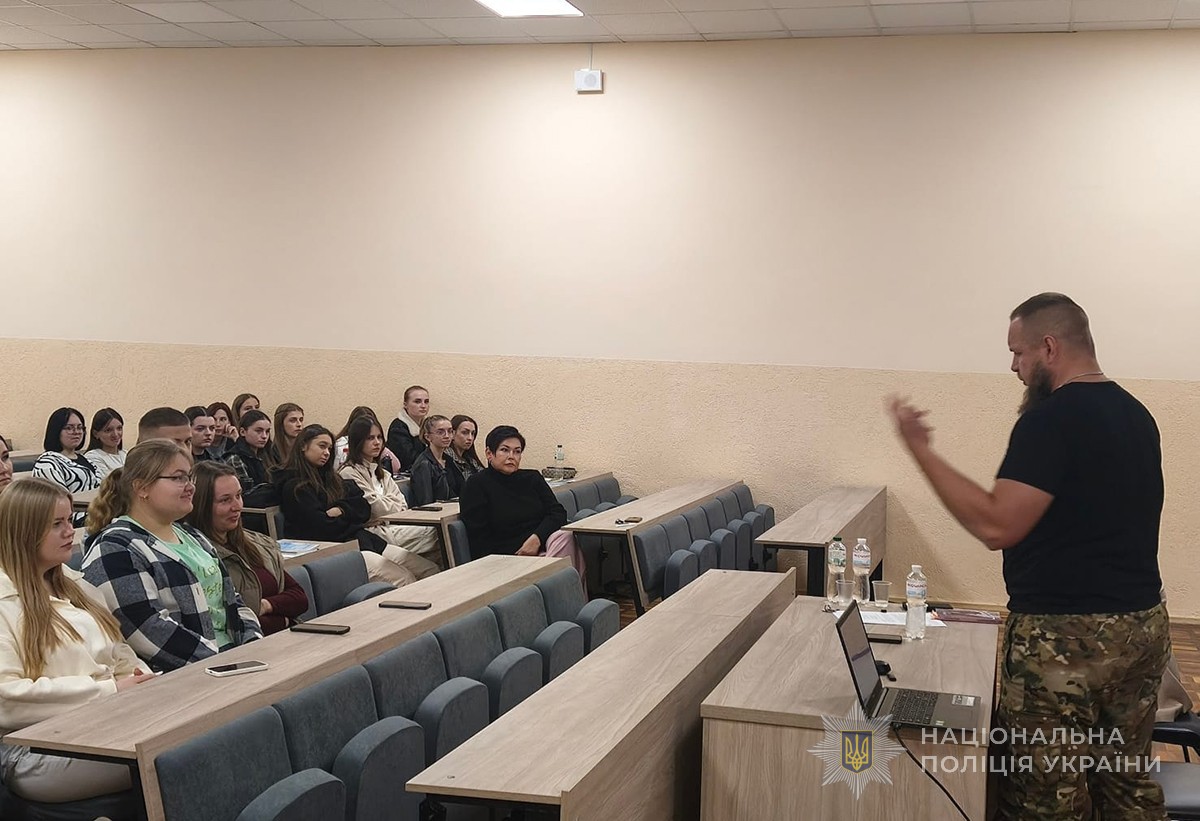 Євген Черноштан спілкується зі студентами
