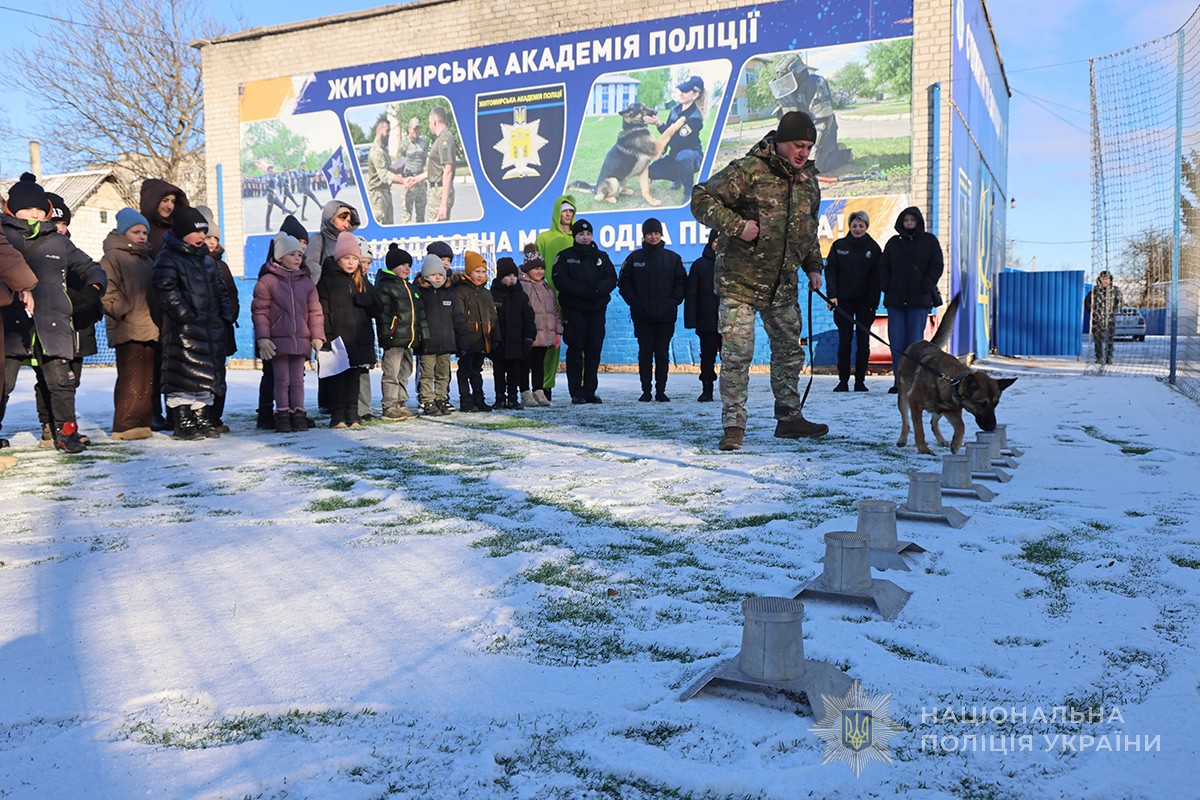 кінологи демонструють дітям пошукові навички собак
