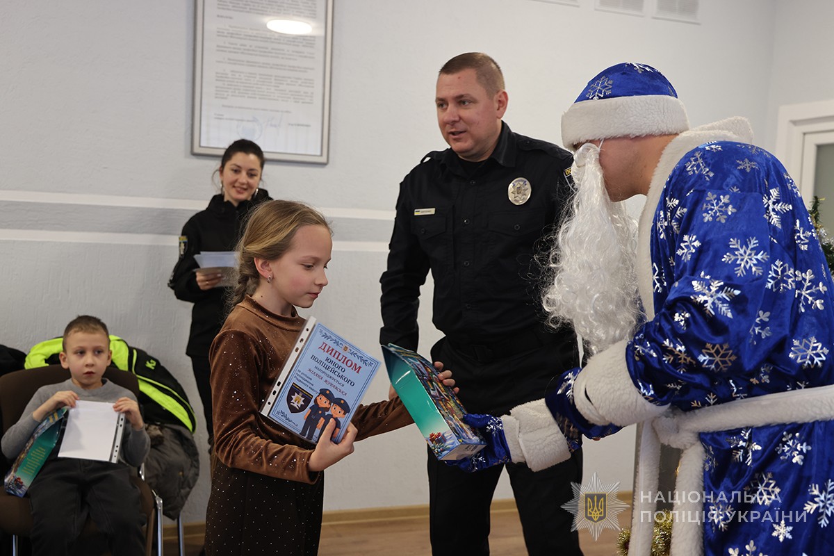 дітям вручають дипломи і солодкі подарунки