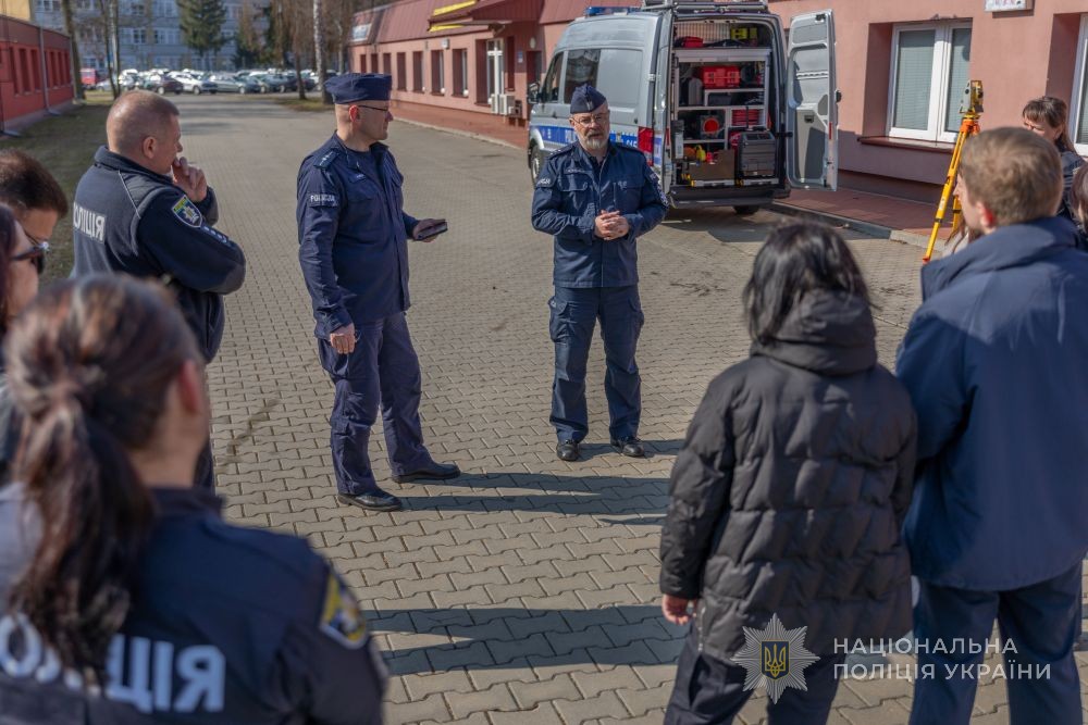 делегація знайомиться із саперами