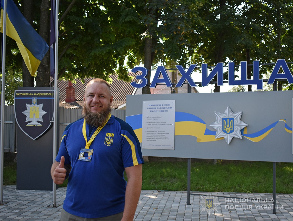 ветеран війни Євген Черноштан на плацу академії поліції