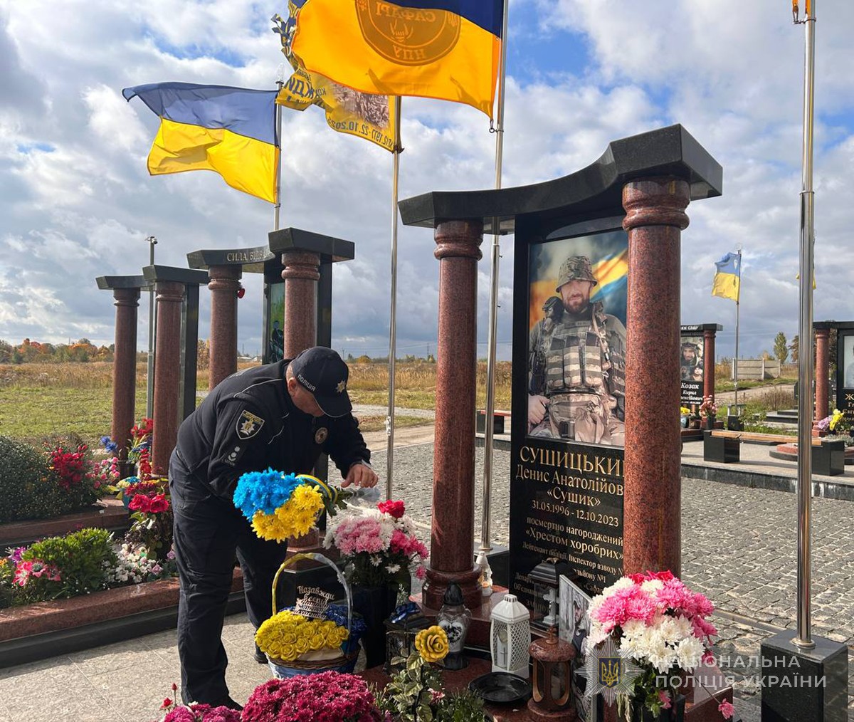 покладання квітів до обеліску Героя