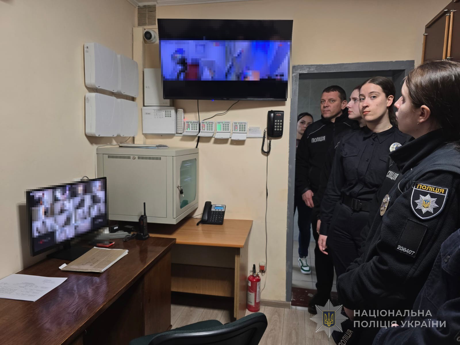 слухачі дивляться на екрани