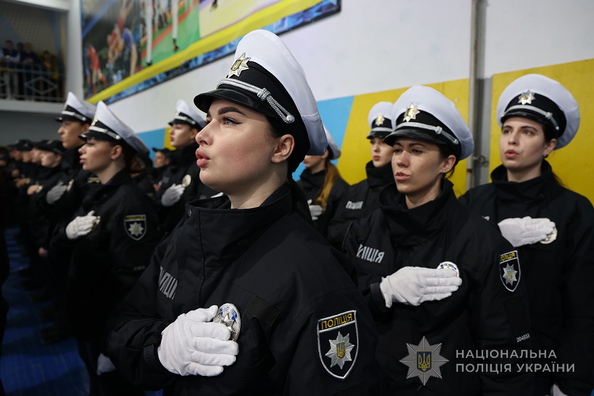 випускниці виконують гімн України