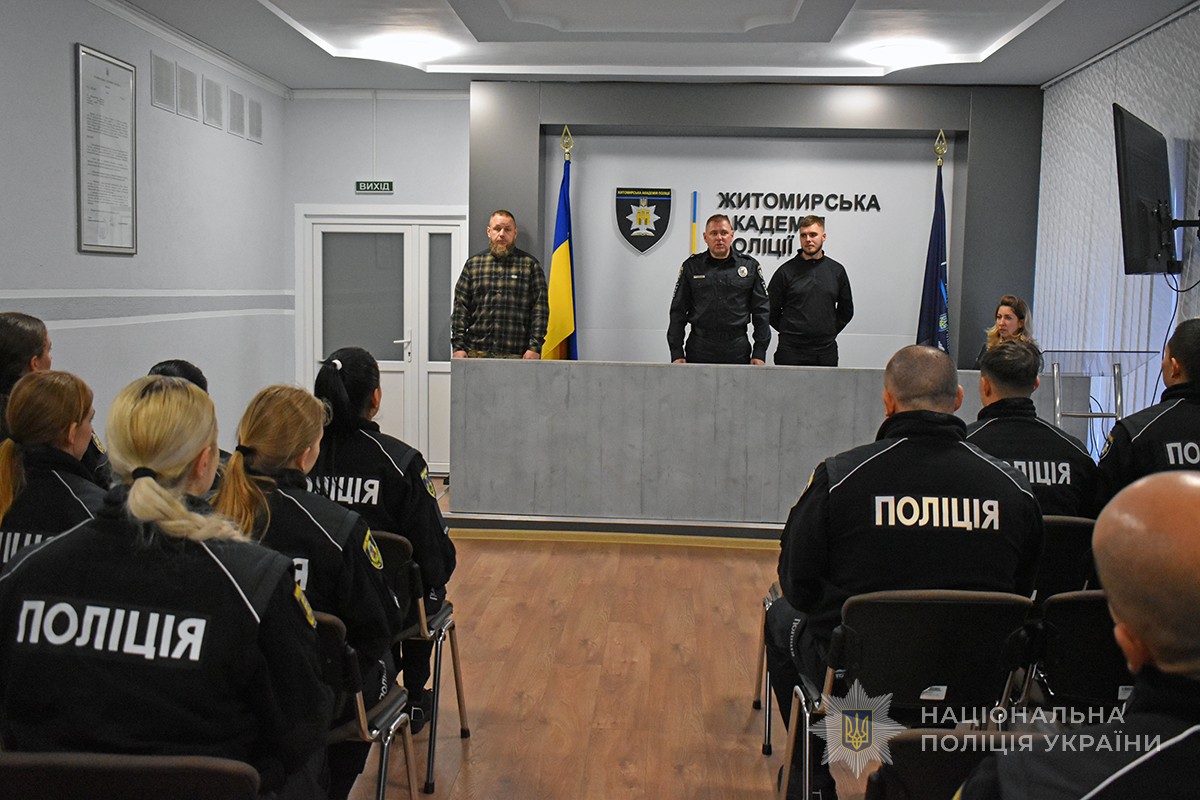 начальник академії, ветерани та слухачі в актовій залі