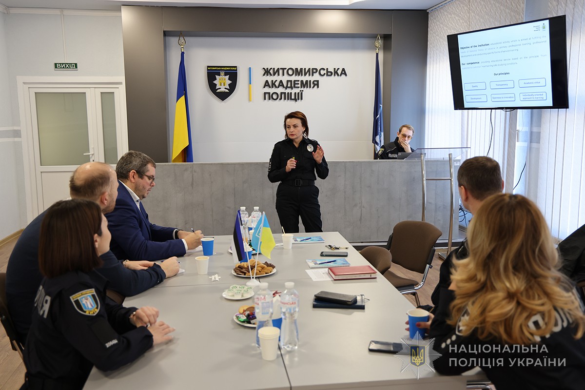 Наталія Чабанюк в актовій залі спілкується з міжнародними партнерами