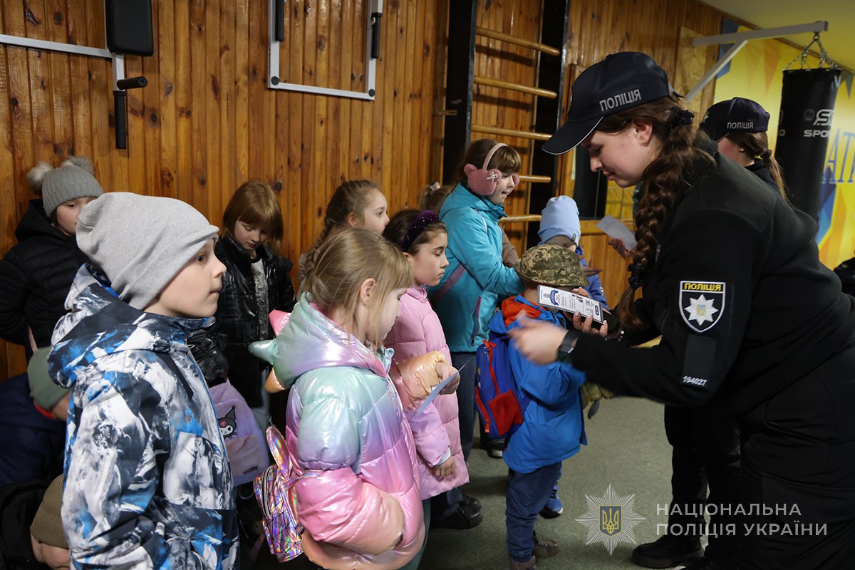 слухачі роздають дітям пам'ятні листівки