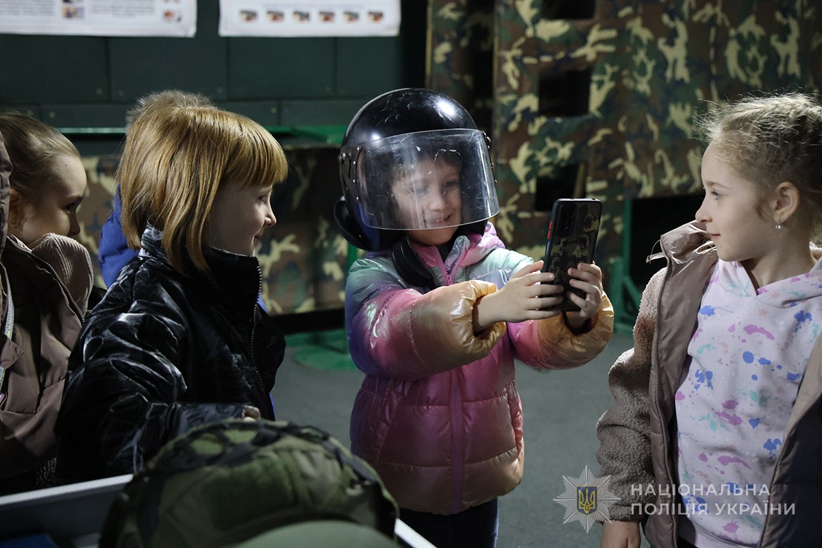 діти приміряють засоби індивідуального захисту