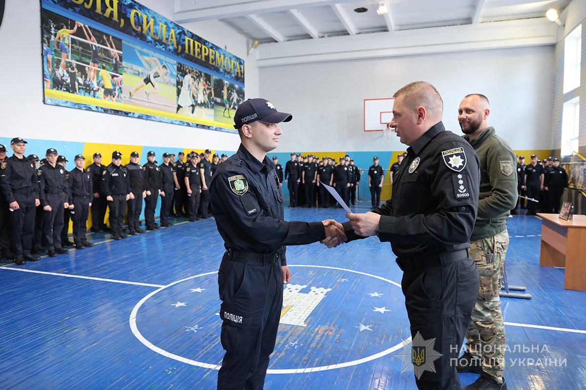 Каптенко нагороджує учасника турніру