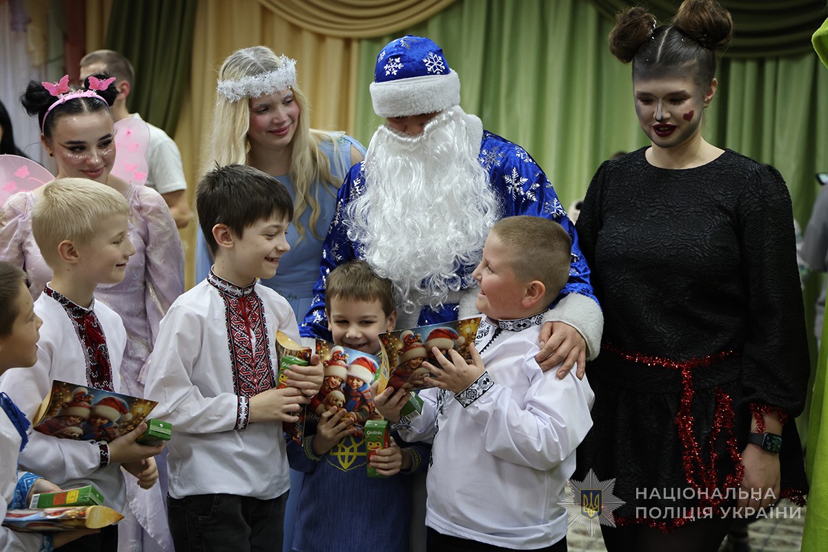 діти з подарунками біля Миколая, Зими та інших учасників дійства