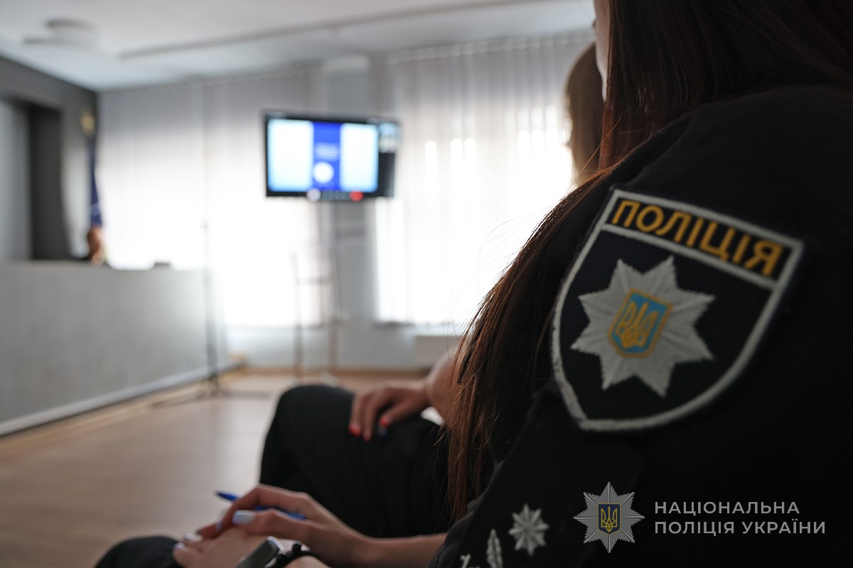  шеврон на руці поліцейської