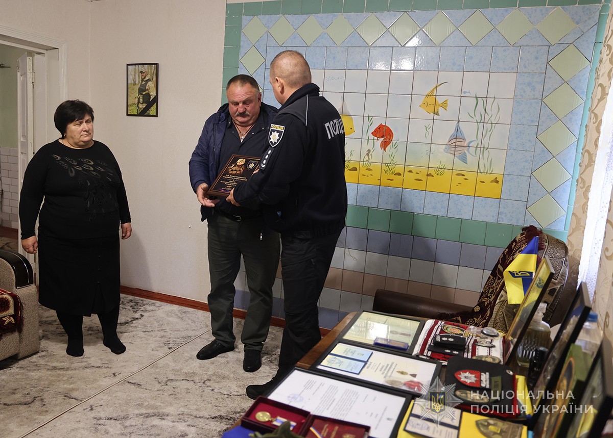 Каптенко вручає батькові дошку