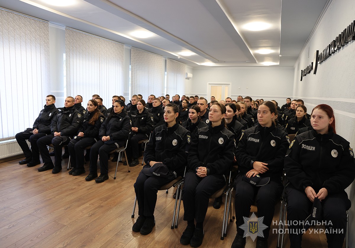 слухачі академії в актовій залі