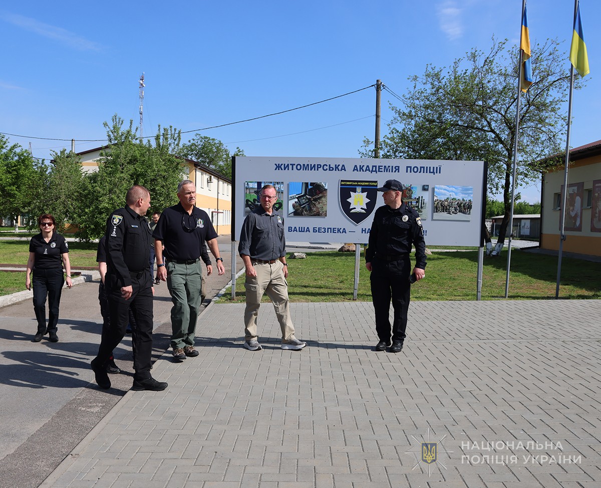 гості на території академії