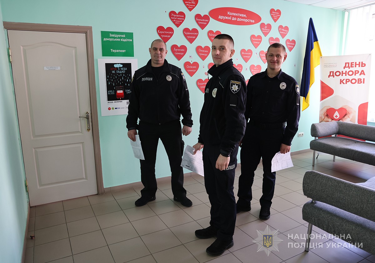 трож слухачів у черзі до лікаря