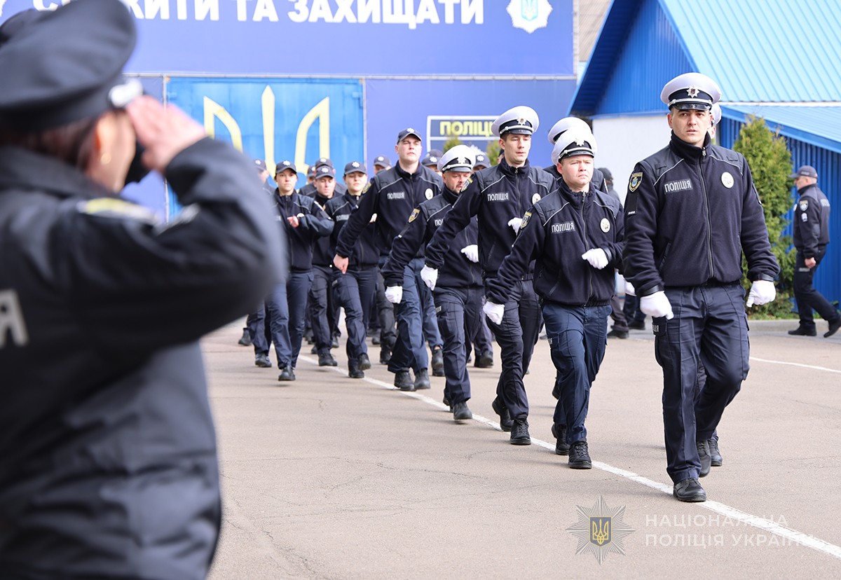 слухачі крокують по плацу