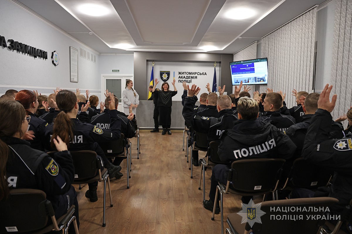 учасники занять дякують жестовою мовою