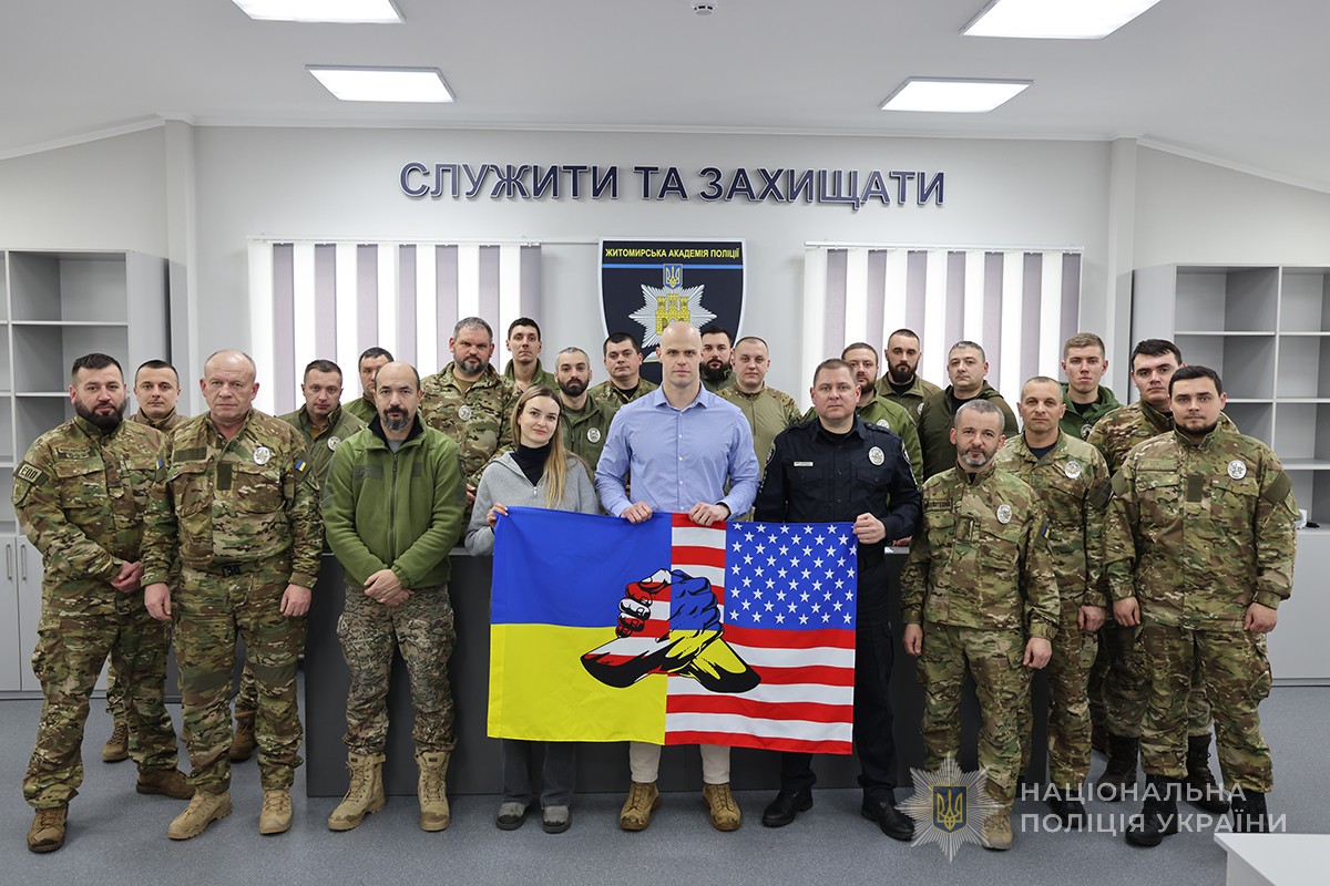 вибухотехніки та американці з прапором в залі