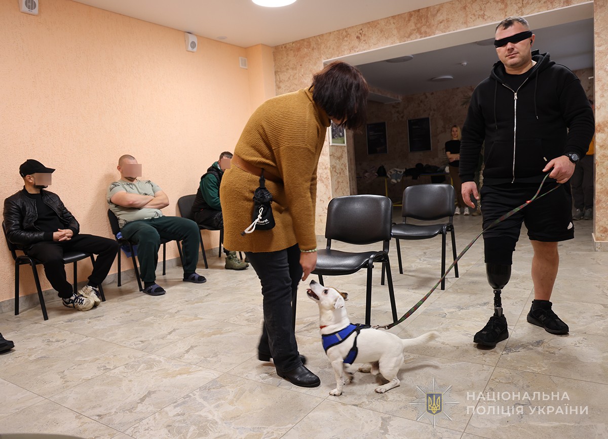 ветеран виконує вправу на довіру із собакою