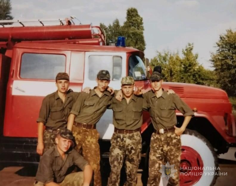 курсанти Черкаської академії пожежної безпеки біля службового авто