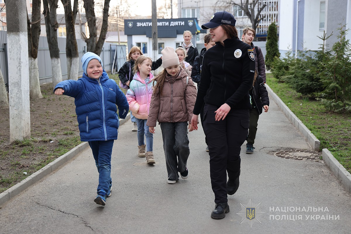 діти ідуть по алеї академії