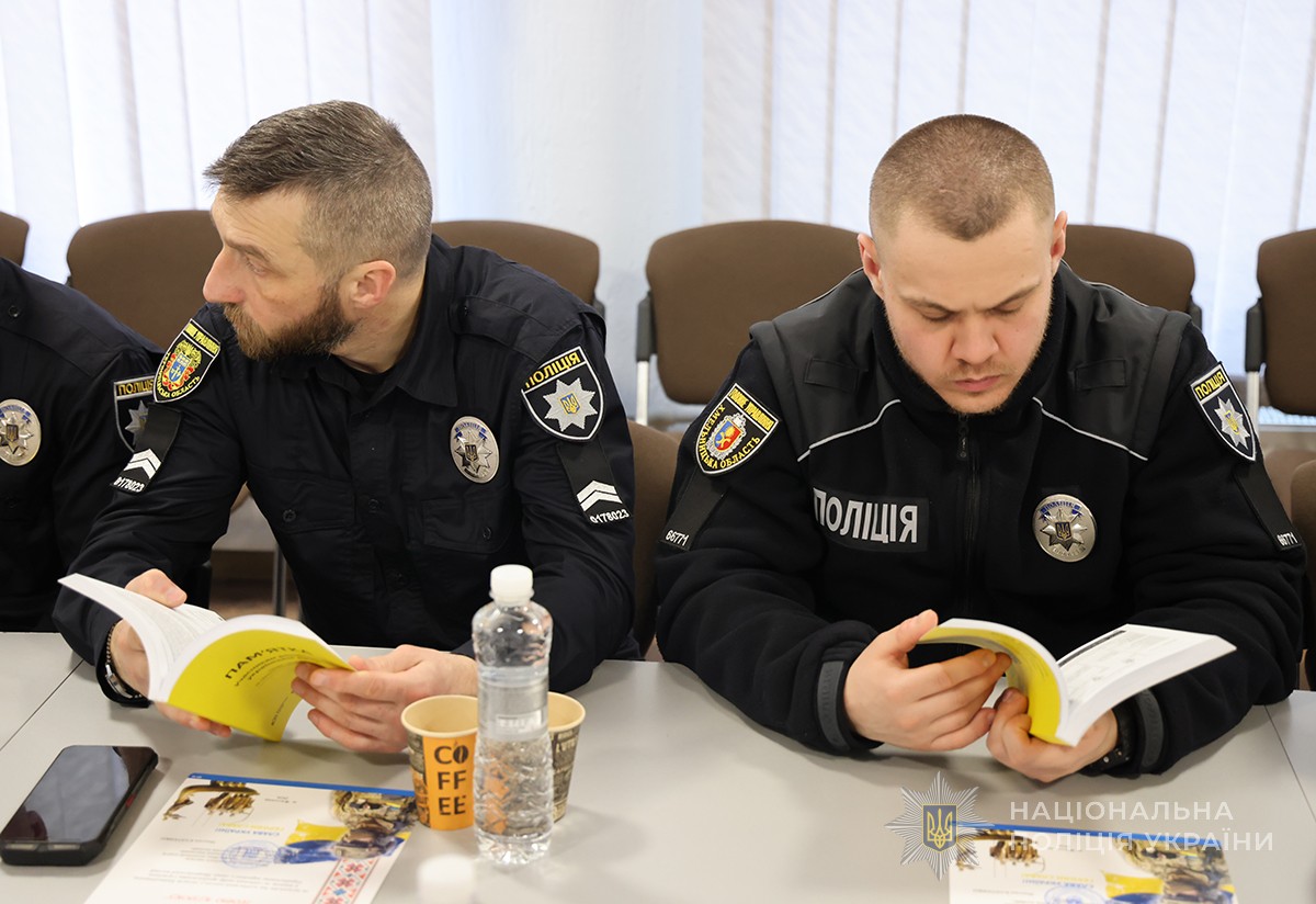 слухачі читають посібники