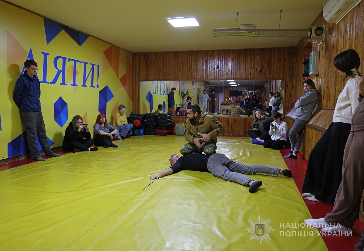 інструктори демонструють майстерклас із основ самозахисту