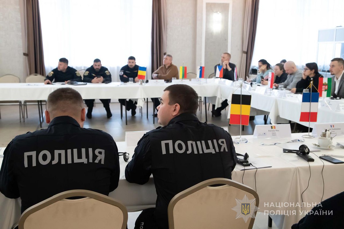 учасники семінару за круглим столом