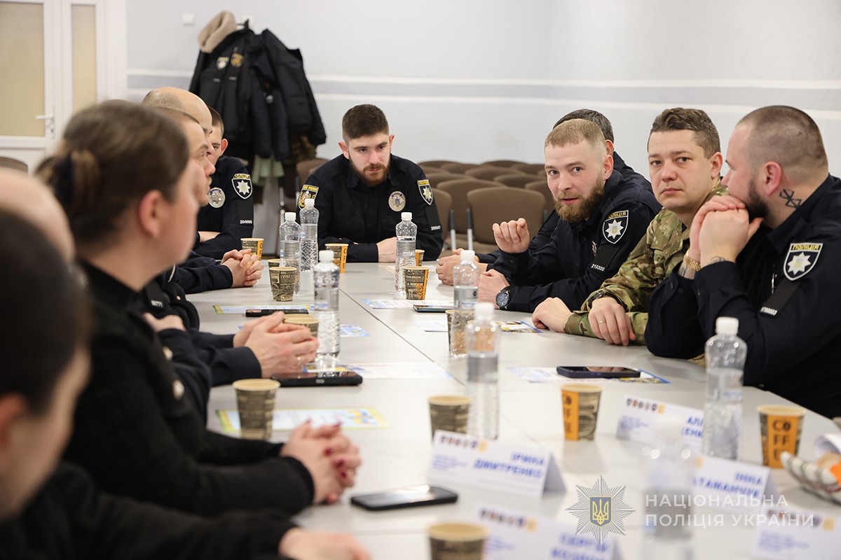 учасники обговорюють питання