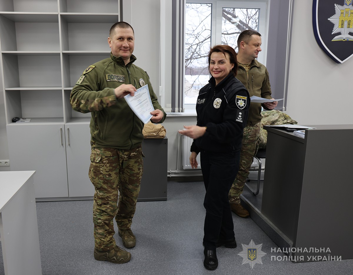 кінологу вручають свідоцтво