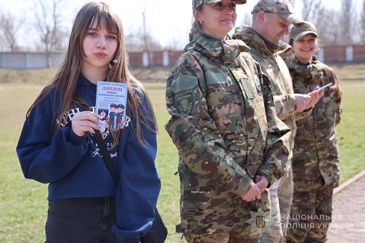дівчинка з дипломом