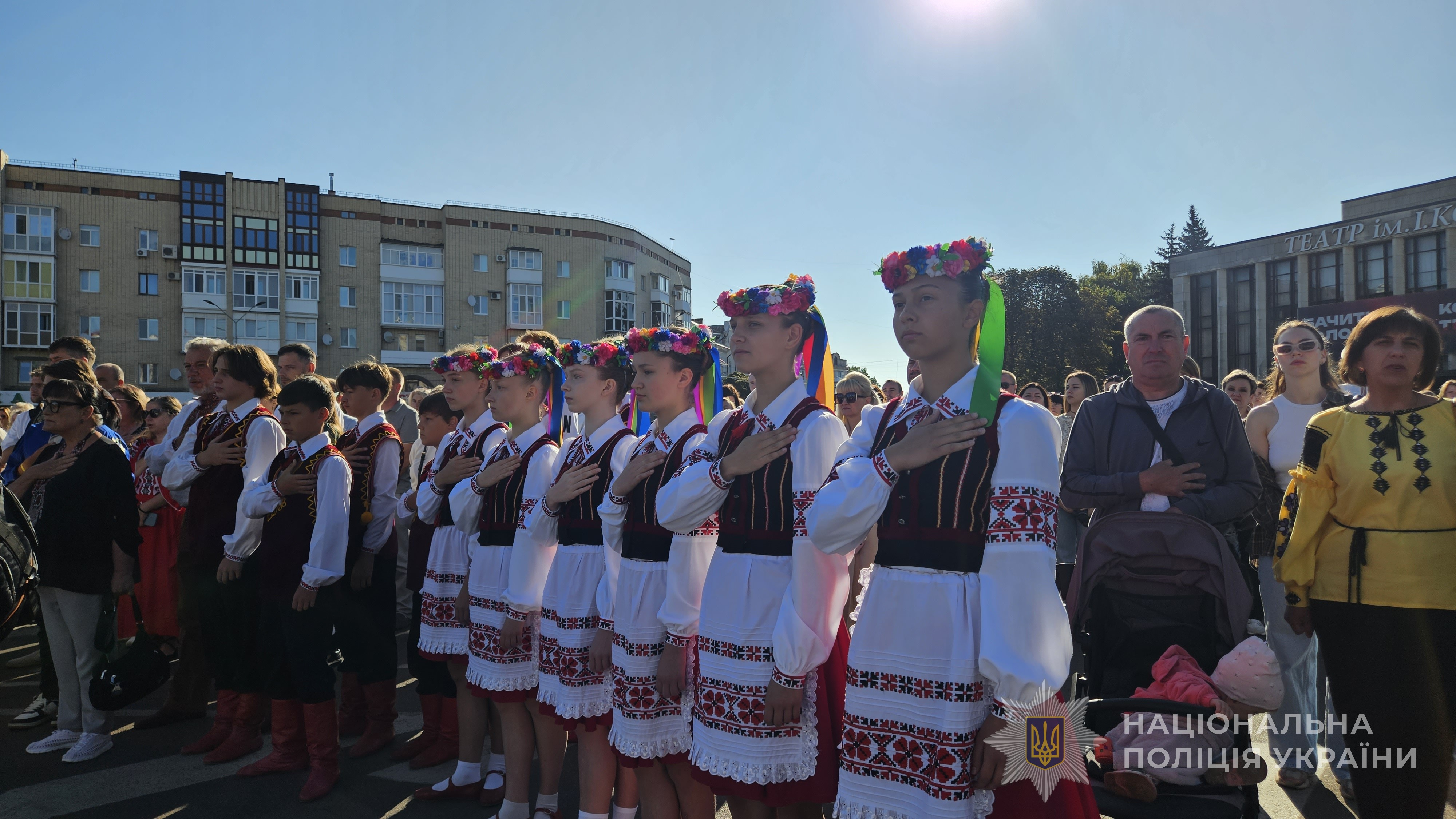 співають Гімн у національному вбранні