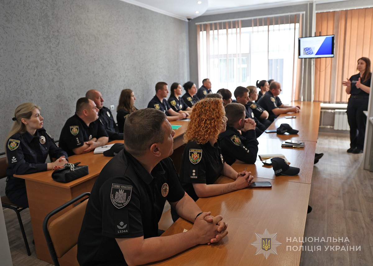 слухачі з викладачем в аудиторії