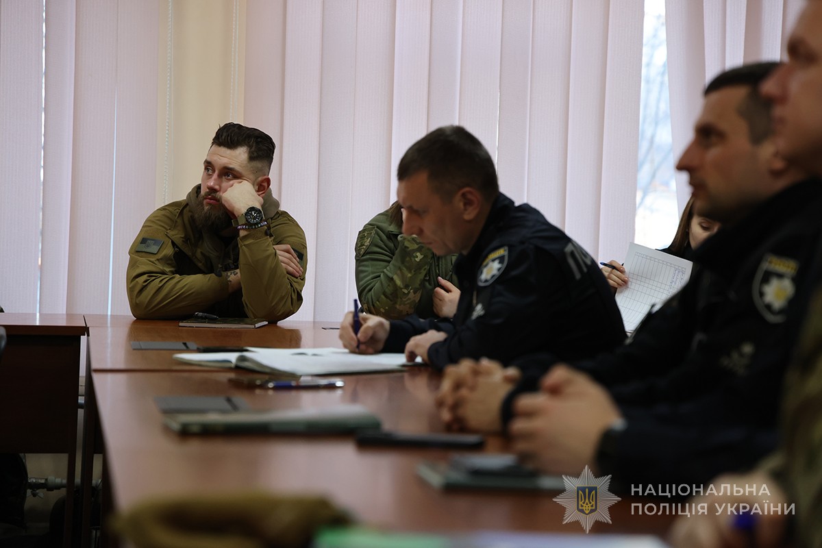 чоловіки слухають