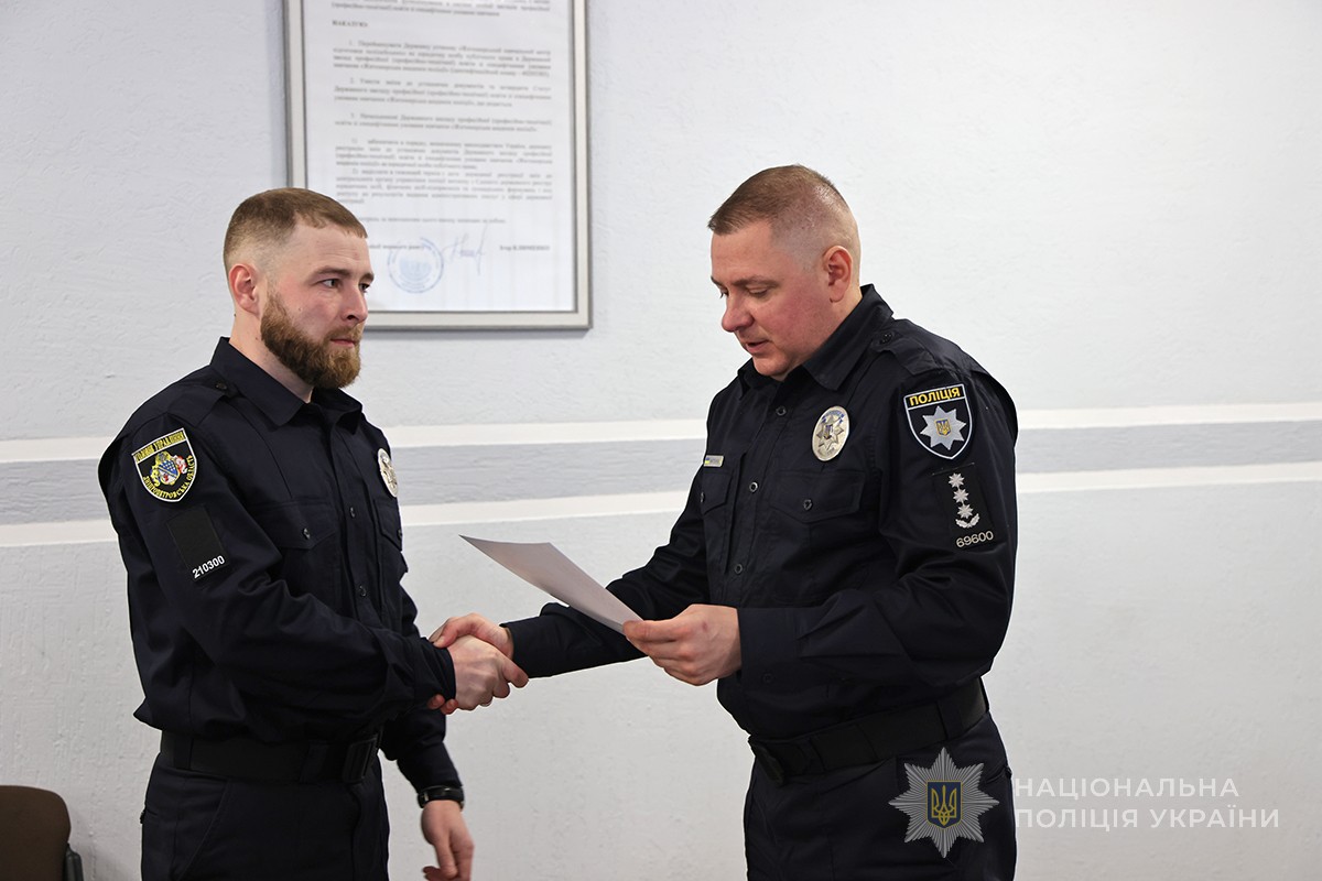 Каптенко вручає подяку