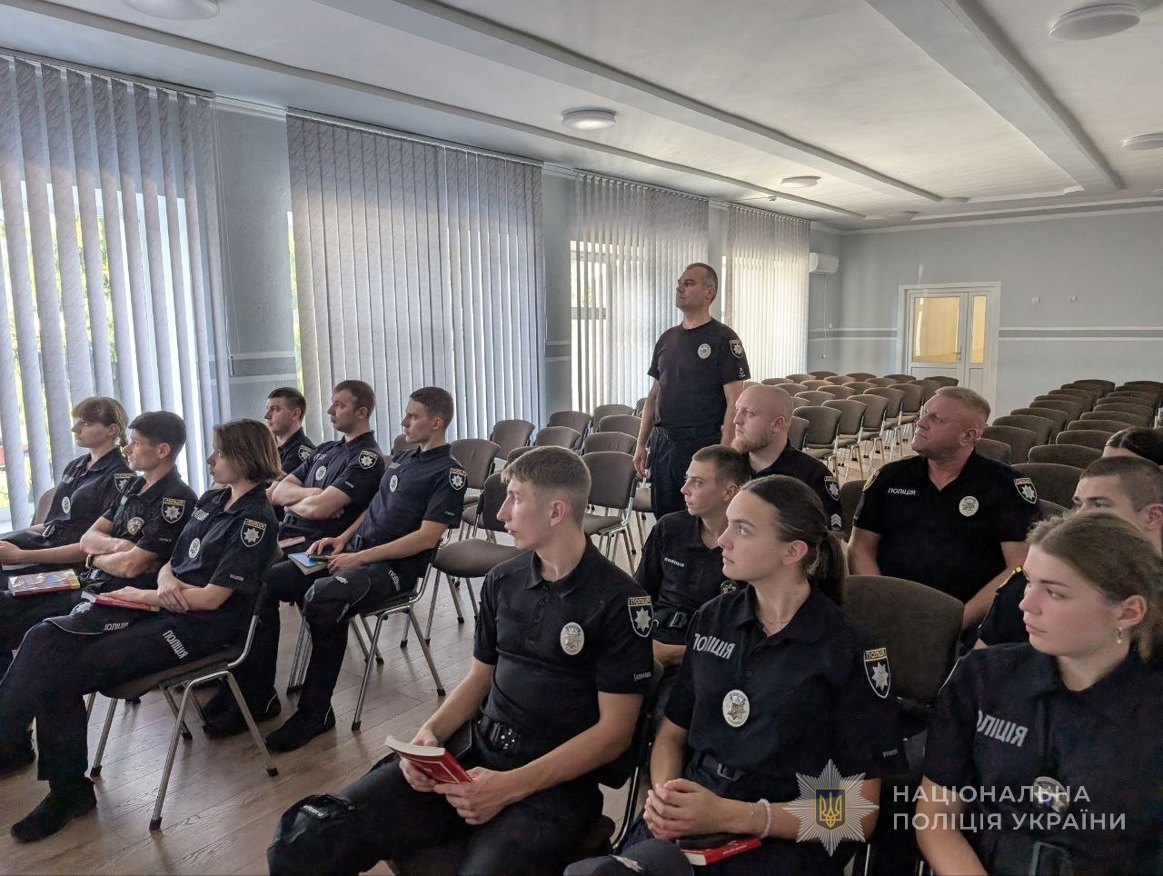 слухачі уважно слухають спікера