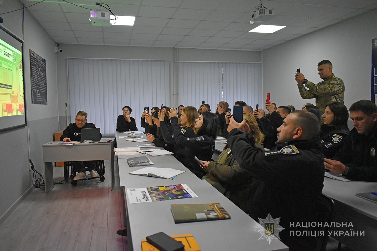 учасники сканують код на мобільні телефони