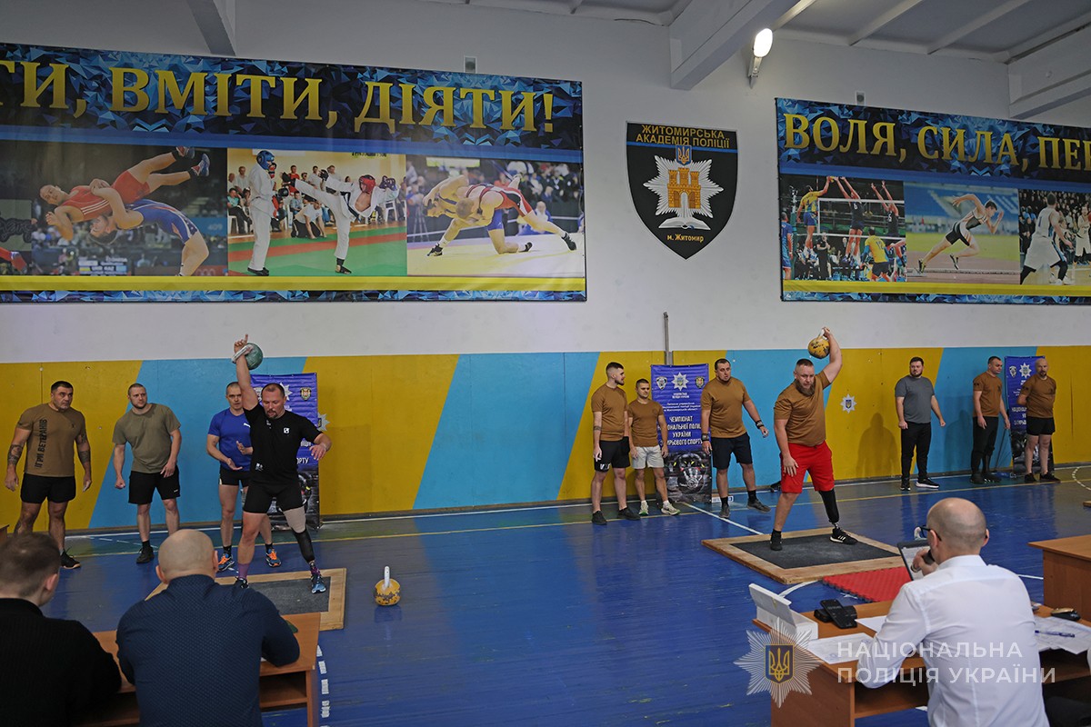 команди ветеранів піднімають гирі 