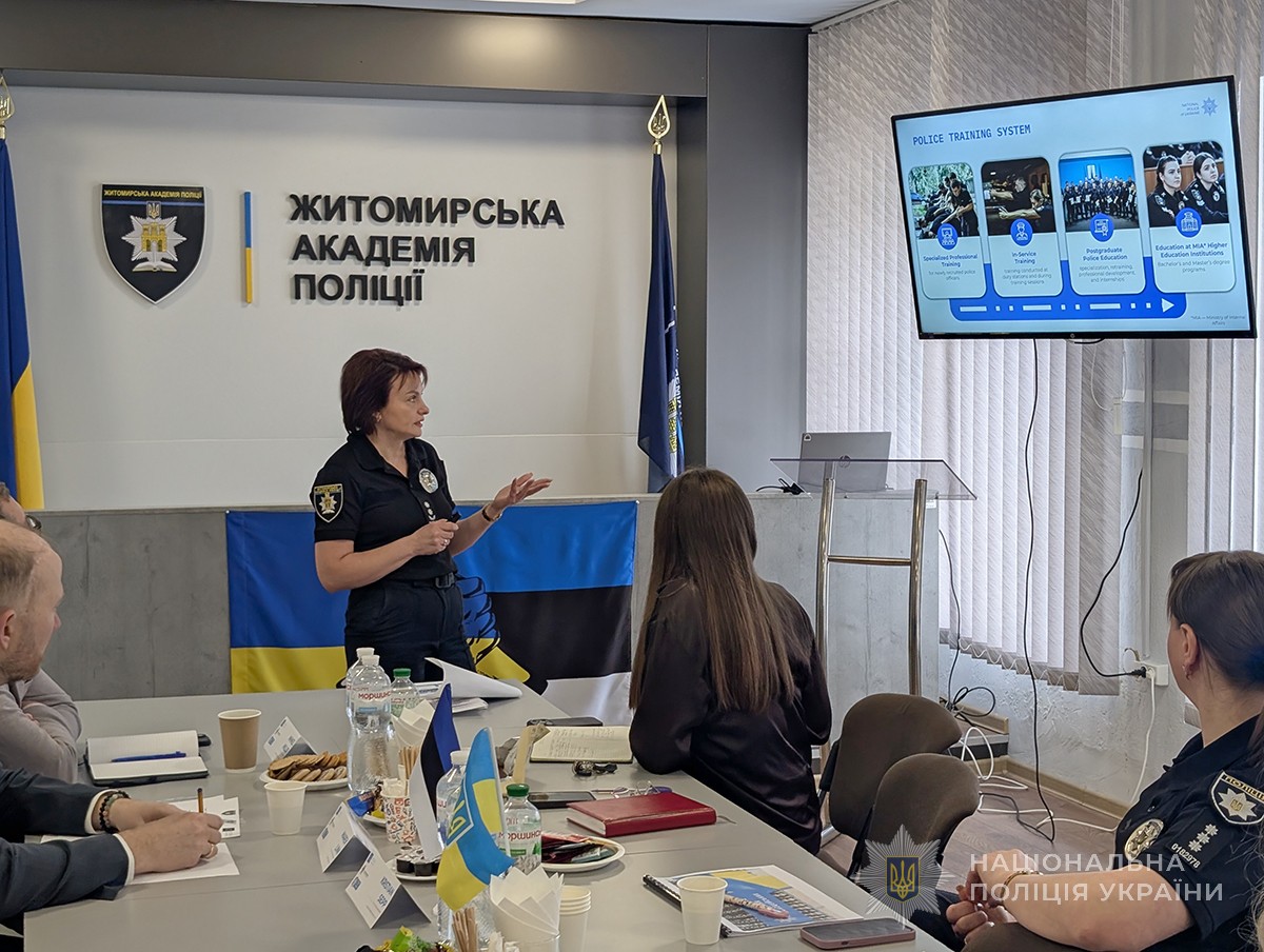 заступниця начальника академії презентує проєкт
