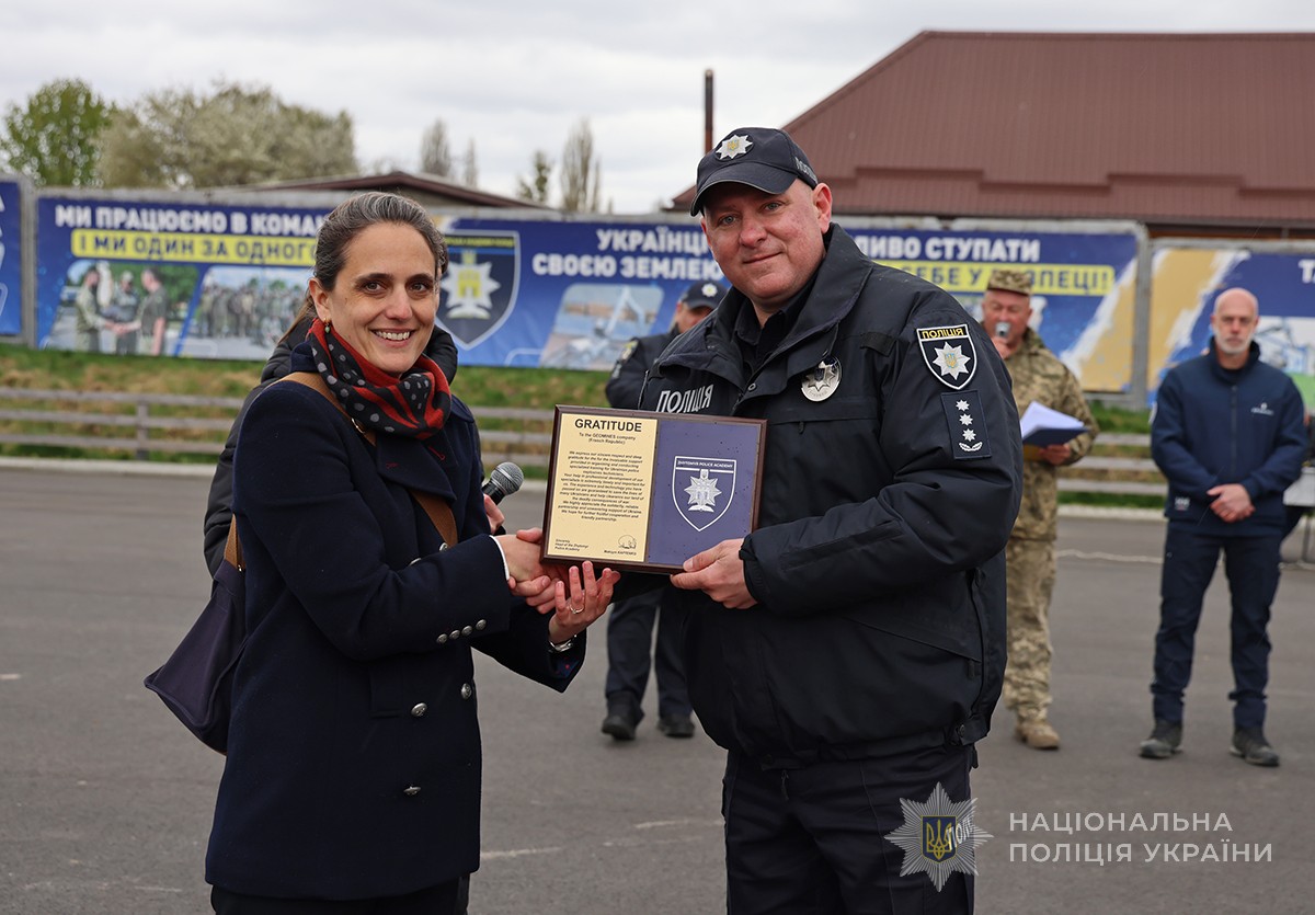 Каптенко вручає Подяку преставниці компанії