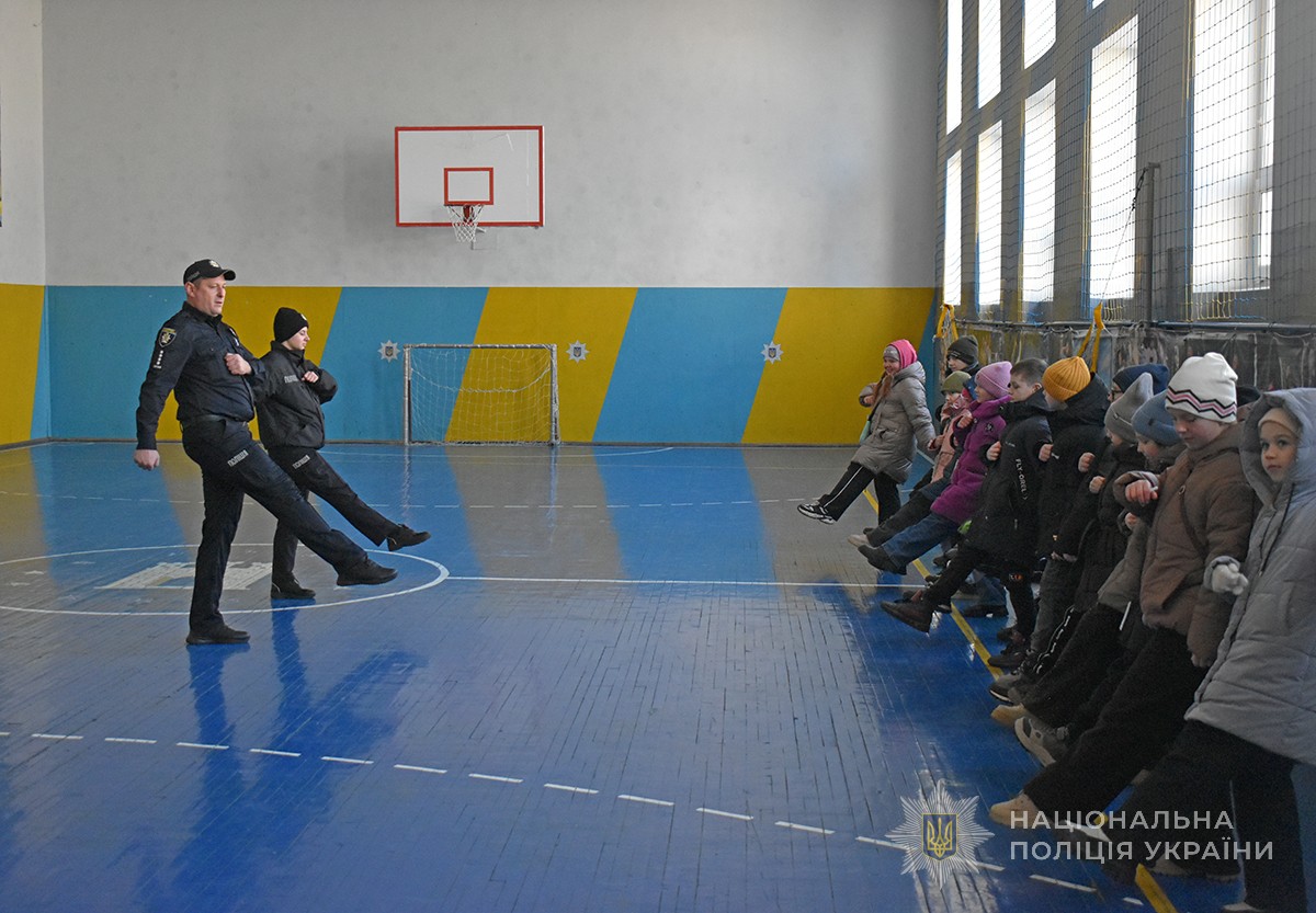 діти з поліцейськими на стройовому вишколі