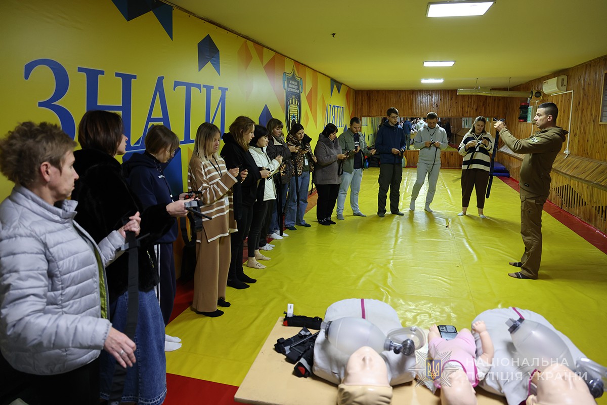 інструктор домедичної підготовки демонструє учасникам турнікет