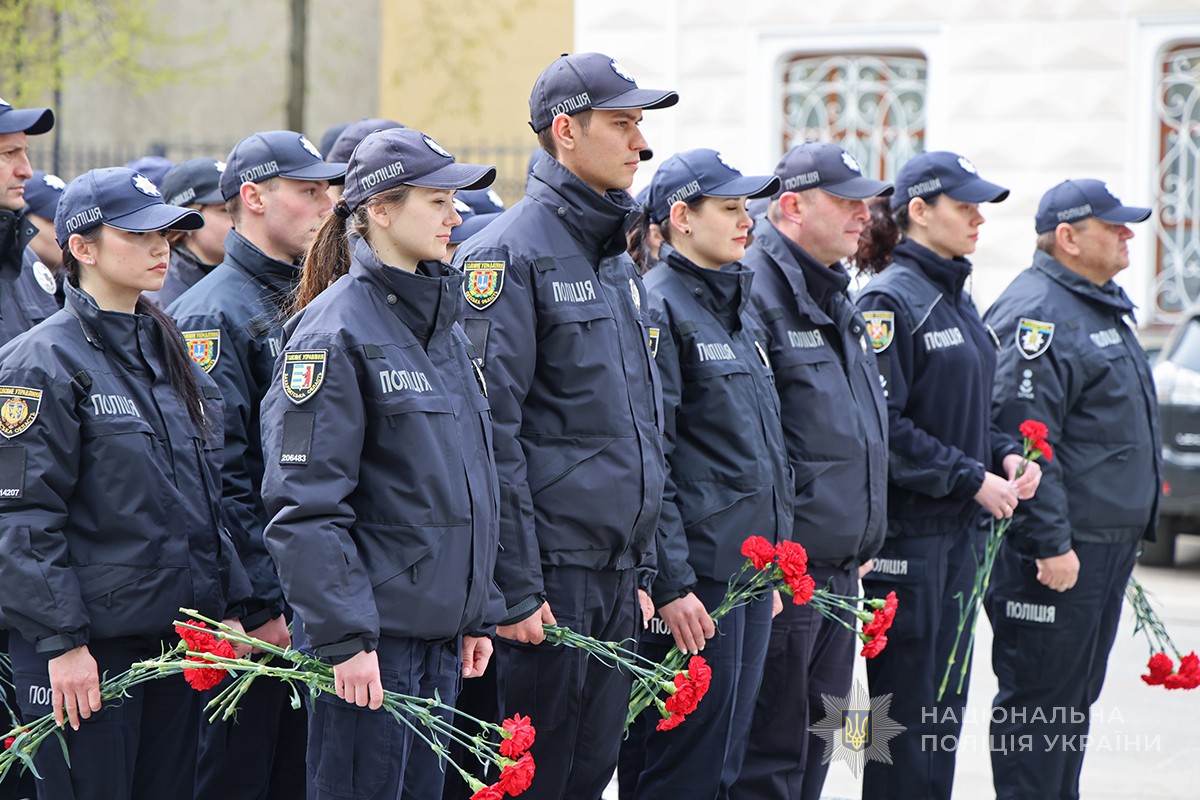 слухачі академії з квітами