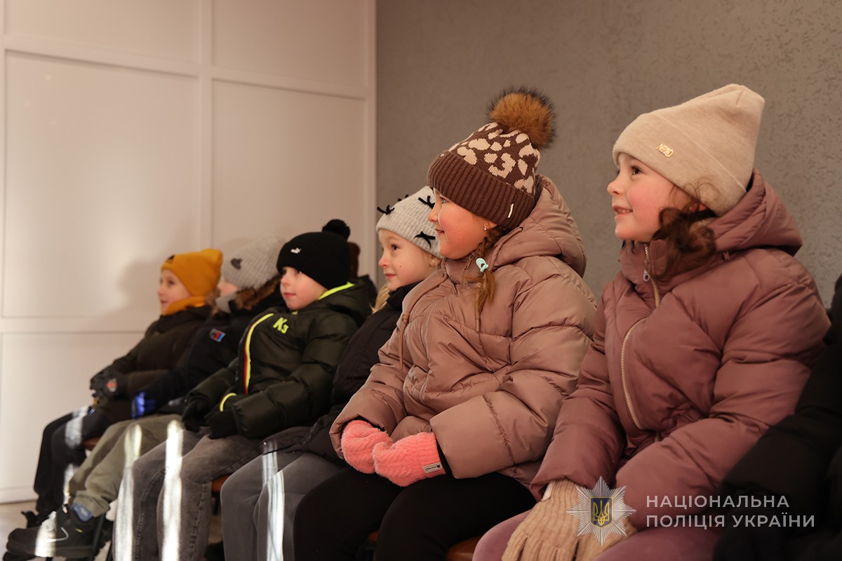 діти посміхаються у залі