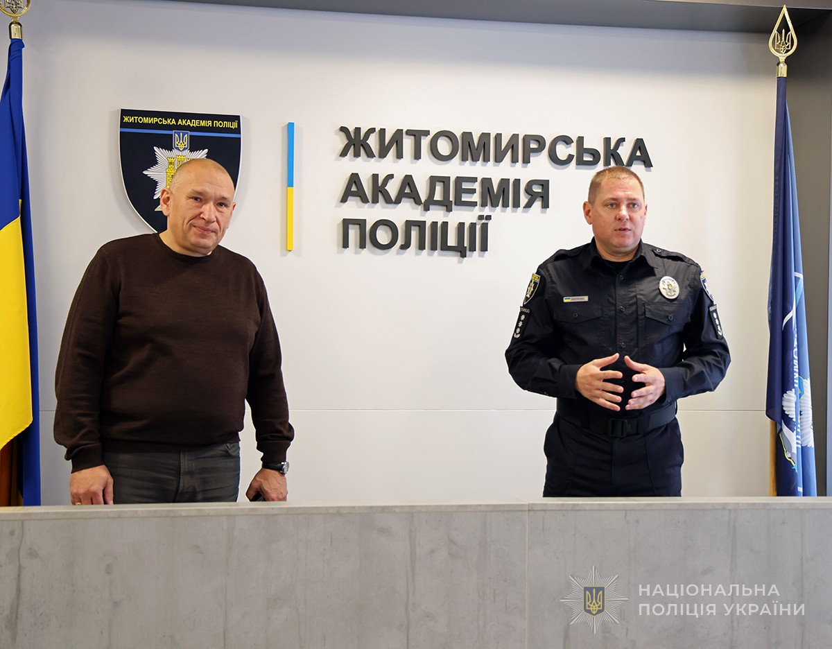 Максим Каптенко і Олександр Васьківській в актовій залі