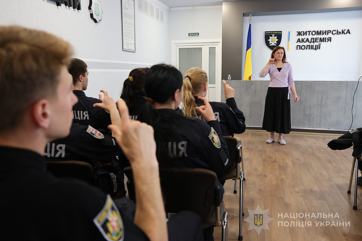 учасники вчать жестову абетку
