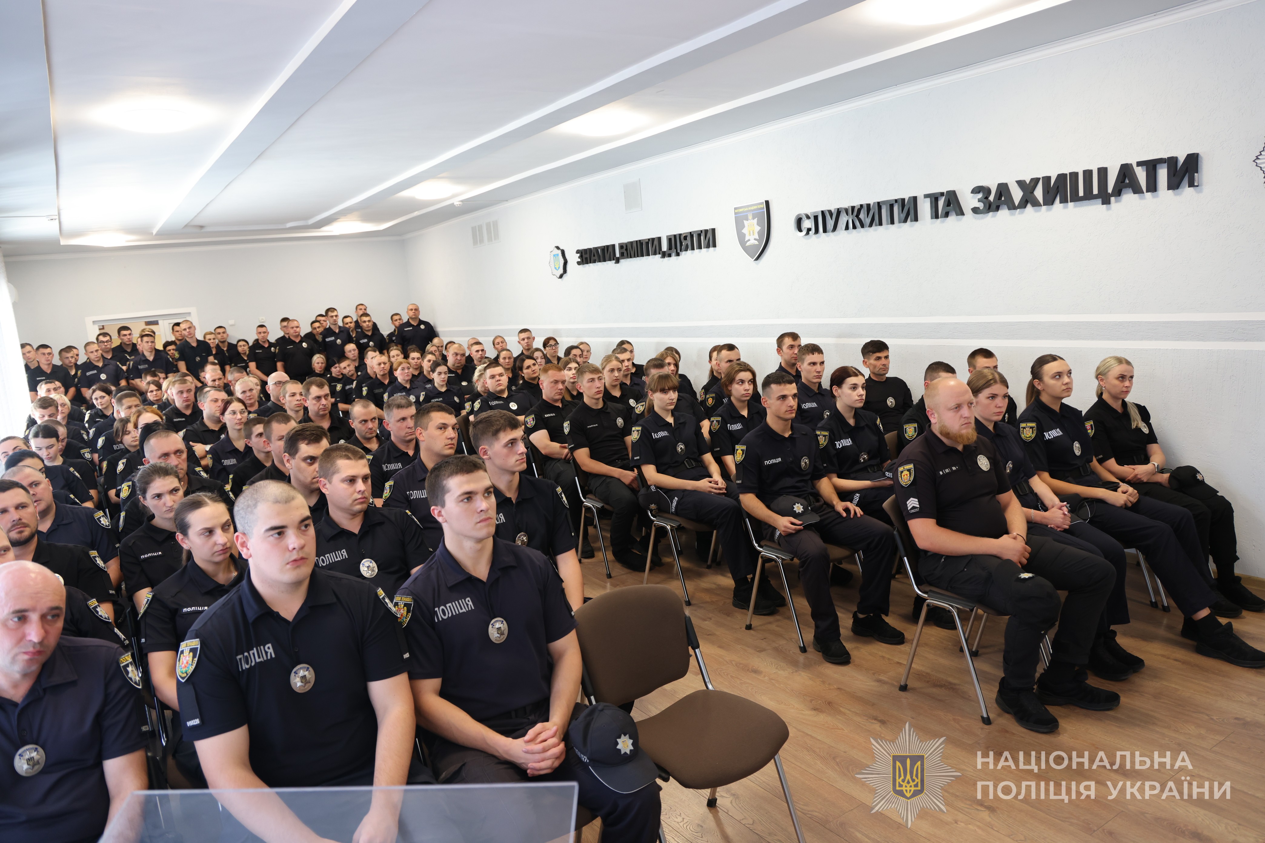 слухачі в залі